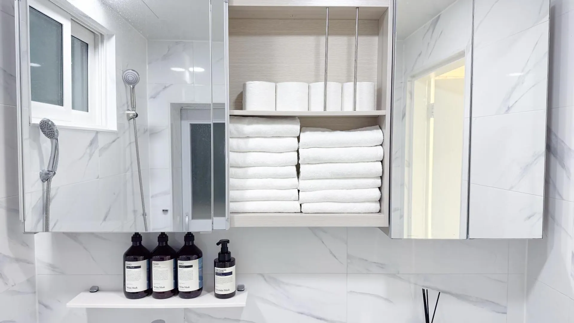 #Free Luggage Storage, #3 Rooms, #4 Beds, #Rooftop, #Han River, #5 Minutes To Dangsan Station, #Hongdae, #Hapjeong, #Airport Bus, #16 Pyeong, #Group, #Room 301 Сеул Южная Корея
