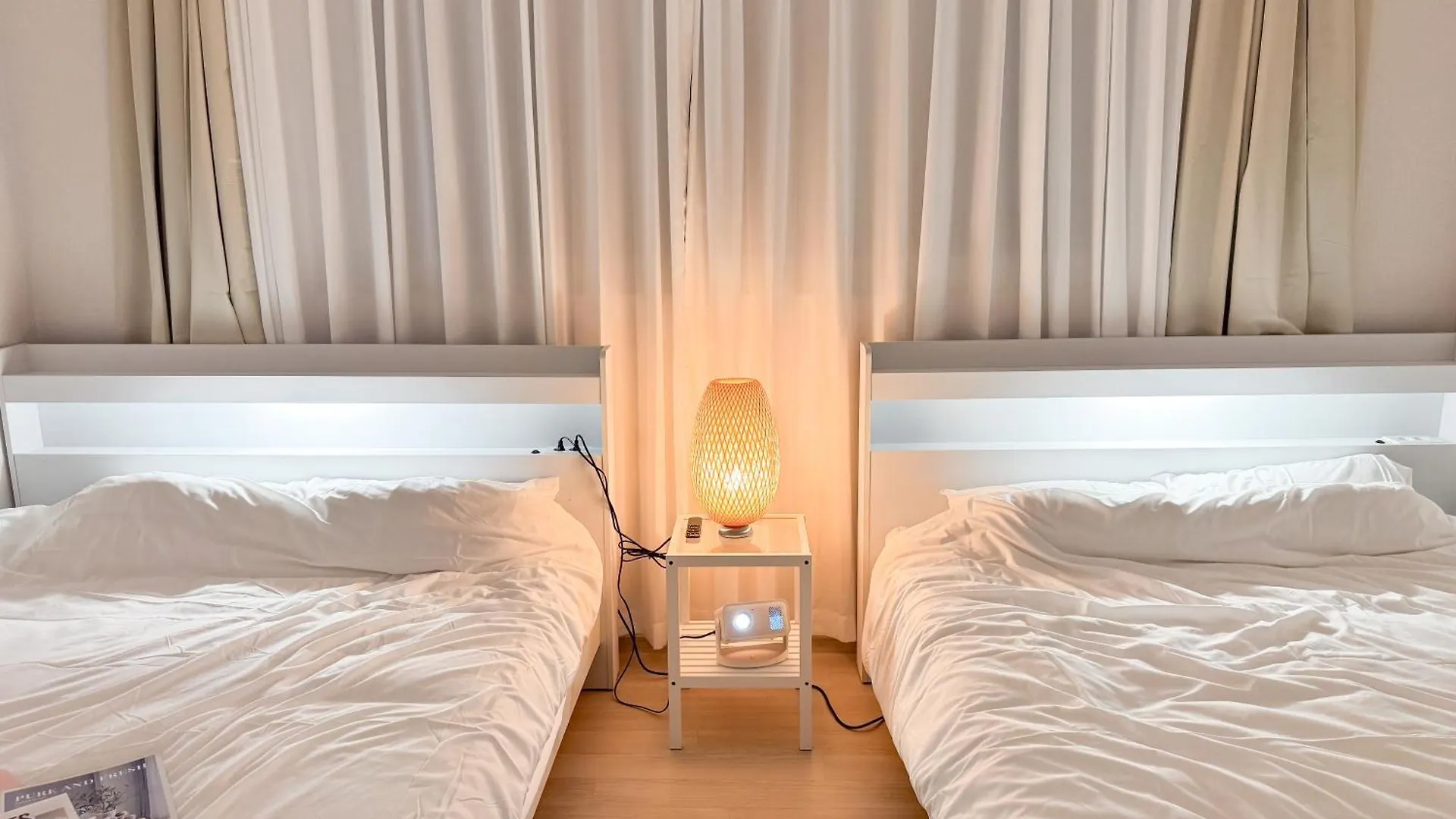 #Free Luggage Storage, #3 Rooms, #4 Beds, #Rooftop, #Han River, #5 Minutes To Dangsan Station, #Hongdae, #Hapjeong, #Airport Bus, #16 Pyeong, #Group, #Room 301 Сеул 0*,