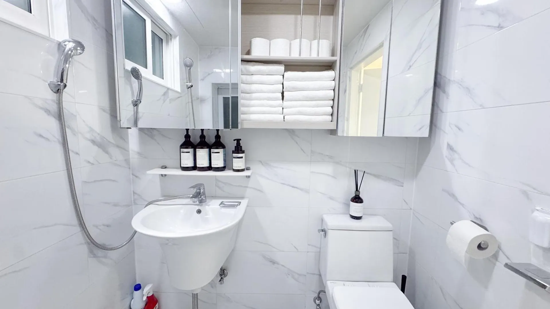 #Free Luggage Storage, #3 Rooms, #4 Beds, #Rooftop, #Han River, #5 Minutes To Dangsan Station, #Hongdae, #Hapjeong, #Airport Bus, #16 Pyeong, #Group, #Room 301 Сеул 0*,
